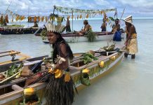 Kiribati Mutfağı, Güney Pasifik’in adalar topluluğu Kiribati’nin zengin kültürel geçmişini ve geleneksel beslenme alışkanlıklarını yansıtır. Ada halkı, yüzyıllardır deniz ürünleri, tropikal meyveler ve kök sebzelerle kendine özgü tarifler geliştirmiştir. Hindistancevizi, taro, balık ve ekmek ağacı, Kiribati mutfağının temel ögeleri arasında yer alır. Konulu bir haber görseli.