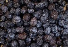 Kurutulmuş zeytin, kahvaltılardan mezelere, atıştırmalıklardan yemeklere kadar geniş bir kullanım alanına sahip. Geleneksel lezzeti koruyan üreticiler, aynı zamanda pratik tüketim isteyen modern mutfaklara hitap ediyor.