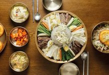 Kuzey Kore mutfağı, Kore Yarımadası’nın kadim yemek kültürünün önemli bir parçası olarak dikkat çeker. Bu mutfak, tarih boyunca bölgenin iklimi, tarım ürünleri ve toplumsal yapısıyla şekillenmiş ve kendine özgü bir gastronomi anlayışı oluşturmuştur. Siyasi yapısından dolayı dış dünyaya çok açık olmayan Kuzey Kore, yemek kültürü bakımından yine de oldukça zengin ve köklü bir mirasa sahiptir. Geleneksel yemekler, hem kırsal yaşamın etkilerini hem de bölgenin tarihsel bağlarını yansıtır. Özellikle fermente ürünler, sebze çeşitleri, tahıllar ve yerel baharatlar mutfağın temel taşlarını oluşturur. Konulu bir haber görseli.