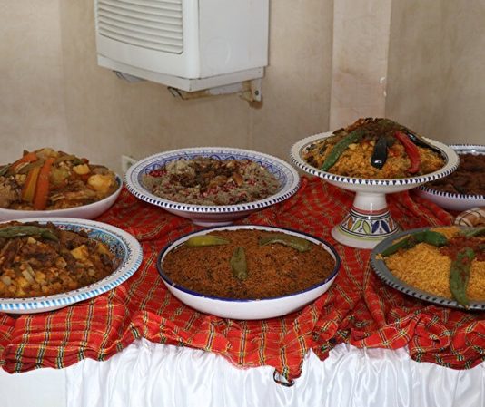 Kuzey Afrika Mutfağı Kuzey Afrika Mutfağı, köklü tarihi ve coğrafi yapısıyla dünyanın en özgün mutfaklarından biridir. Bölgenin iklimi, tarım ürünleri ve kültürel etkileşimleri mutfağa benzersiz bir kimlik kazandırmıştır. Akdeniz kıyısındaki ülkelerle Sahra Çölü’nün etkisi birleşince ortaya hem baharatlarla dolu hem de sade ama doyurucu yemekler çıkmıştır. Bu mutfakta baharat kullanımı son derece yoğundur. Kimyon, kişniş, safran ve tarçın, yemeklere karakteristik bir tat verir. Konulu bir haber görseli.