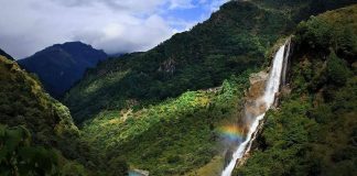 Kuzeydoğu Hindistan Mutfağı, ülkenin diğer bölgelerinden oldukça farklı bir gastronomik yapıya sahiptir. Assam, Meghalaya, Manipur, Mizoram, Tripura, Nagaland ve Arunachal Pradesh gibi eyaletlerin birleşiminden oluşan bu mutfak, yerel kültürler ve etnik grupların etkisiyle şekillenmiştir. Bu zengin kültürel çeşitlilik, yemeklerde hem tat hem de pişirme tekniklerinde kendini gösterir. Konulu bir haber görseli.