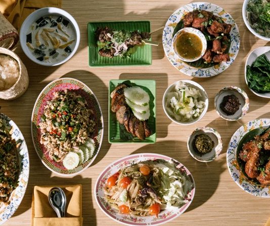 Lao Mutfağı, Güneydoğu Asya’nın Laos ülkesine özgü geleneksel yemek kültürünü temsil eder. Bu mutfak, pirinç, taze sebzeler, et ve baharatların dengeli kullanımı ile bilinir. Lao Mutfağı, hem kırsal yaşamın hem de nehir kenarı topluluklarının günlük beslenme alışkanlıklarını yansıtır. Konulu bir haber görseli.