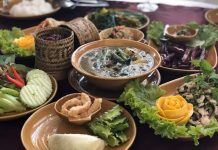 Laos, Güneydoğu Asya’nın iç kesimlerinde yer alan ve Mekong Nehri boyunca uzanan bir ülkedir. Bu konum, Laos mutfağının hem Tayland hem de Vietnam mutfaklarından etkilenmesini sağlamıştır. Pirinç, balık ve taze sebzeler, Laos mutfağının temel besin kaynaklarını oluşturur. Baharatlar ve taze otlar, yemeklerde hem aroma hem de karakter kazandırır. Laos mutfağı, lezzet çeşitliliği ve kültürel derinliği ile dikkat çeker. Konulu bir haber görseli.