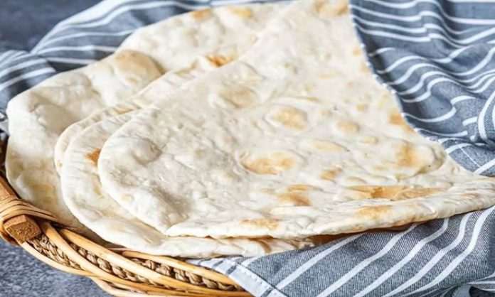 Lavaş Fırınlama Geleneksel Lezzetin Modern Mutfaktaki Yeri Lavaş, özellikle Orta Doğu ve Anadolu mutfağının vazgeçilmez hamur ürünlerinden biridir. İnce yapısı ve yumuşak dokusuyla farklı yemeklerin yanında kullanılabilen lavaş, fırınlama tekniği sayesinde hem lezzet hem de kıvam açısından ideal hâle gelir. Geleneksel yöntemlerde taş fırınlarda pişirilen lavaş, günümüzde modern mutfaklarda elektrikli veya gazlı fırınlarla hazırlanabilmektedir. Konulu bir haber görseli.