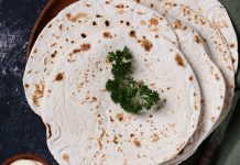 Lavaş, sadece geleneksel bir yiyecek değil, aynı zamanda modern sofraların da vazgeçilmez parçası haline gelmiştir. Kahvaltılarda, öğle yemeklerinde veya ev yapımı dürümlerde kullanılan lavaş, farklı bölgelerde değişen tarifleriyle zengin bir kültürel çeşitlilik sunar.