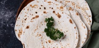 Lavaş: Gelenekten Sofralara Uzanan İnce Lezzet Lavaş, sadece geleneksel bir yiyecek değil, aynı zamanda modern sofraların da vazgeçilmez parçası haline gelmiştir. Kahvaltılarda, öğle yemeklerinde veya ev yapımı dürümlerde kullanılan lavaş, farklı bölgelerde değişen tarifleriyle zengin bir kültürel çeşitlilik sunar.