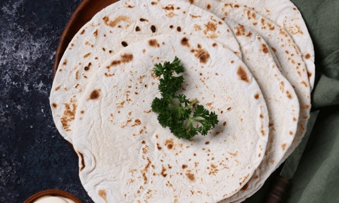 Lavaş Lavaş, sadece geleneksel bir yiyecek değil, aynı zamanda modern sofraların da vazgeçilmez parçası haline gelmiştir. Kahvaltılarda, öğle yemeklerinde veya ev yapımı dürümlerde kullanılan lavaş, farklı bölgelerde değişen tarifleriyle zengin bir kültürel çeşitlilik sunar.