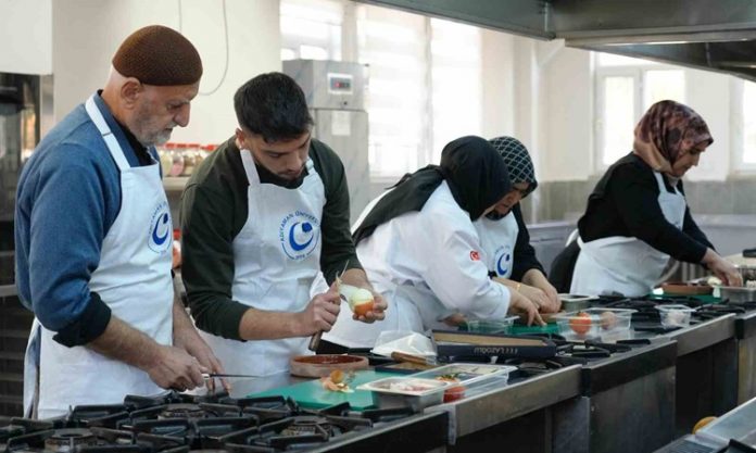 Lezzet Yarışmaları Gastronomi Tutkunlarını Buluşturuyor Gastronomi dünyasında lezzet yarışmaları, hem amatör hem de profesyonel şeflerin yeteneklerini sergileyebileceği önemli bir platform haline geldi. Bu etkinlikler, izleyicilere ve katılımcılara eşsiz bir deneyim sunarken, şeflerin yaratıcılık ve teknik becerilerini ön plana çıkarıyor. Konulu bir haber görseli.