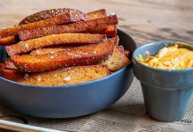 Litvanya mutfağı, Baltık bölgesinin iklimi, coğrafyası ve tarihsel süreçleriyle şekillenmiş bir gastronomi kültürüdür. Soğuk iklimin etkisiyle halk, enerji veren ve doyurucu yemekleri tercih etmiştir. Bunun yanında, tarih boyunca Polonya, Almanya ve Rusya gibi komşu ülkelerle yaşanan kültürel etkileşimler mutfağa farklı tatlar katmıştır. Özellikle patates, lahana ve et ürünleri, bu mutfağın temel taşlarını oluşturur. Konulu bir haber görseli.