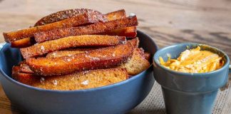 Litvanya mutfağı, Baltık bölgesinin iklimi, coğrafyası ve tarihsel süreçleriyle şekillenmiş bir gastronomi kültürüdür. Soğuk iklimin etkisiyle halk, enerji veren ve doyurucu yemekleri tercih etmiştir. Bunun yanında, tarih boyunca Polonya, Almanya ve Rusya gibi komşu ülkelerle yaşanan kültürel etkileşimler mutfağa farklı tatlar katmıştır. Özellikle patates, lahana ve et ürünleri, bu mutfağın temel taşlarını oluşturur. Konulu bir haber görseli.