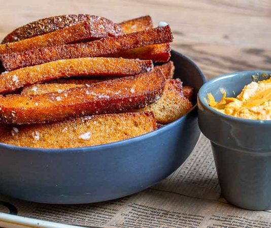 Litvanya mutfağı, Baltık bölgesinin iklimi, coğrafyası ve tarihsel süreçleriyle şekillenmiş bir gastronomi kültürüdür. Soğuk iklimin etkisiyle halk, enerji veren ve doyurucu yemekleri tercih etmiştir. Bunun yanında, tarih boyunca Polonya, Almanya ve Rusya gibi komşu ülkelerle yaşanan kültürel etkileşimler mutfağa farklı tatlar katmıştır. Özellikle patates, lahana ve et ürünleri, bu mutfağın temel taşlarını oluşturur. Konulu bir haber görseli.