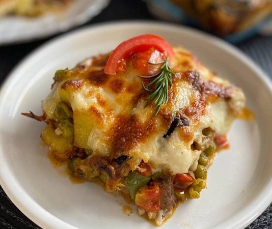 Macar Mutfağı Macar mutfağı, Orta Avrupa’nın en köklü ve zengin gastronomi kültürlerinden biridir. Tarih boyunca Osmanlı, Avusturya, Alman ve Slav mutfaklarından etkilenmiş olan bu mutfak, kendine özgü baharatları, doyurucu yemekleri ve yoğun aromalarıyla tanınır. Macar yemekleri, hem yerel halk hem de dünya çapındaki gurmeler tarafından ilgi görür. Özellikle kırmızı biberin (paprika) mutfağın simgesi haline gelmesi, bu lezzetleri diğer mutfaklardan ayırır. Konulu bir haber görseli.