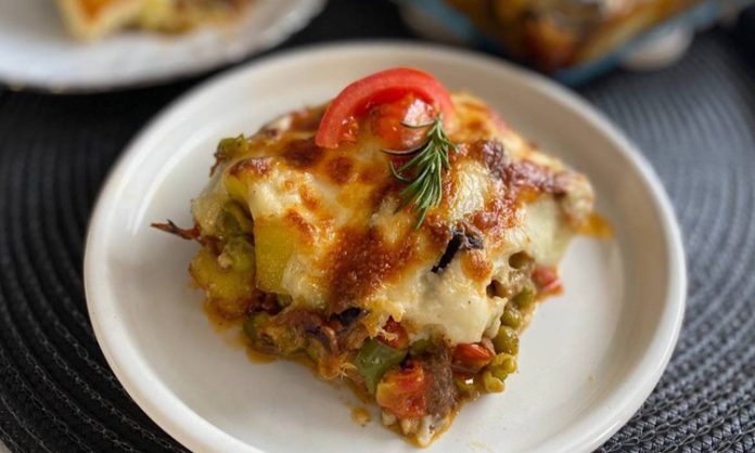 Macar Mutfağı Macar mutfağı, Orta Avrupa’nın en köklü ve zengin gastronomi kültürlerinden biridir. Tarih boyunca Osmanlı, Avusturya, Alman ve Slav mutfaklarından etkilenmiş olan bu mutfak, kendine özgü baharatları, doyurucu yemekleri ve yoğun aromalarıyla tanınır. Macar yemekleri, hem yerel halk hem de dünya çapındaki gurmeler tarafından ilgi görür. Özellikle kırmızı biberin (paprika) mutfağın simgesi haline gelmesi, bu lezzetleri diğer mutfaklardan ayırır. Konulu bir haber görseli.