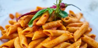 Makarna, dünya mutfağının en sevilen ve en çok tercih edilen yemeklerinden biri olarak öne çıkar. İtalyan mutfağından çıkıp evrensel bir lezzet haline gelen makarna, farklı soslar ve malzemelerle birleşerek binlerce farklı tarife hayat verir. Günümüzde hem pratikliği hem de doyuruculuğuyla sofraların baş tacı olan makarna, farklı kültürlerde de kendine özgü yorumlarla tüketilir. Zengin içeriği ve çeşitliliğiyle makarna, her damak tadına hitap eden bir yemek olarak bilinir. Konulu bir haber görseli.