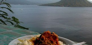 Maluku Mutfağı, Endonezya’nın doğusunda yer alan ve “Baharat Adaları” olarak bilinen Maluku bölgesinde gelişmiştir. Tarih boyunca bu adalar, karanfil ve hindistan cevizi gibi değerli baharatlarıyla dünya ticaretinde önemli bir yere sahip olmuştur. Bu nedenle Maluku Mutfağı, baharatların yoğun kullanıldığı ve farklı kültürlerin izlerini taşıyan bir gastronomi geleneği haline gelmiştir. Konulu bir haber görseli.