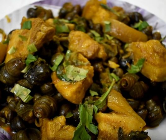 Manipuri Mutfağı, Hindistan’ın kuzeydoğusunda yer alan Manipur bölgesine özgü geleneksel yemek kültürünü temsil eder. Bölge, çeşitli etnik grupların ve kabilelerin bir arada yaşadığı bir coğrafya olduğundan mutfağı da oldukça çeşitlidir. Sebze ağırlıklı yemekler, yöresel baharatlar ve taze otlar, Manipuri yemeklerinin karakteristik özelliklerini oluşturur. Konulu bir haber görseli.