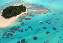 Pasifik Okyanusu’nun ortasında yer alan Mariana Adaları mutfağı, köklü bir tarih ile modern etkilerin birleştiği eşsiz bir gastronomi kültürü sunar. Bölgenin stratejik konumu sayesinde yüzyıllar boyunca farklı kültürlerin izlerini taşıyan yemekler, hem geleneksel tarifleri hem de dış etkilerle gelişen çeşitliliği yansıtır. Ada halkı için yemek sadece bir ihtiyaç değil, aynı zamanda bir toplumsal paylaşım biçimidir. Konulu bir haber görseli.