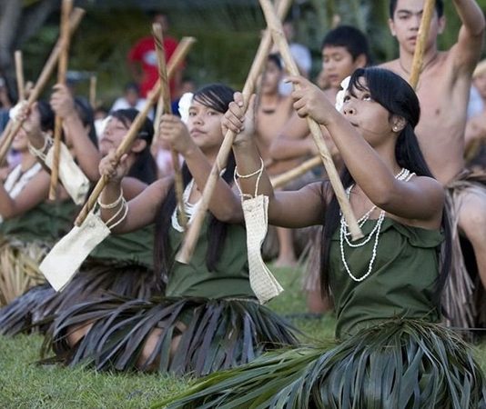 Mariana Mutfağı, Pasifik Okyanusu’nun ortasında yer alan Mariana Adaları’nın kültürel çeşitliliğini ve tarihsel mirasını sofralara yansıtan eşsiz bir gastronomi anlayışına sahiptir. Hem yerli Chamorro halkının geleneksel yemekleri hem de İspanyol, Japon ve Amerikan etkileri bu mutfağın zenginliğini oluşturur. Adaların coğrafi konumu sayesinde bol miktarda balık, tropikal meyve ve kök sebzeler yemeklerin temelini oluşturur. Günümüzde turistlerin ilgisini çeken en önemli unsurlardan biri de bölgenin özgün lezzetleriyle tanışma fırsatıdır. Konulu bir haber görseli.