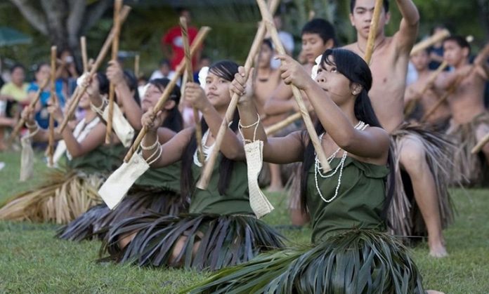 Mariana Mutfağı, Pasifik Okyanusu’nun ortasında yer alan Mariana Adaları’nın kültürel çeşitliliğini ve tarihsel mirasını sofralara yansıtan eşsiz bir gastronomi anlayışına sahiptir. Hem yerli Chamorro halkının geleneksel yemekleri hem de İspanyol, Japon ve Amerikan etkileri bu mutfağın zenginliğini oluşturur. Adaların coğrafi konumu sayesinde bol miktarda balık, tropikal meyve ve kök sebzeler yemeklerin temelini oluşturur. Günümüzde turistlerin ilgisini çeken en önemli unsurlardan biri de bölgenin özgün lezzetleriyle tanışma fırsatıdır. Konulu bir haber görseli.