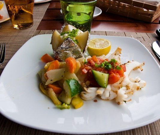 Mauritius Mutfağı, Hint Okyanusu’nda yer alan ada ülkesi Mauritius’un zengin kültürel geçmişini yansıtır. Ada mutfağı, Fransız, Hint, Afrika ve Çin etkilerini harmanlayarak kendine özgü bir tat profili oluşturur. Bu çeşitlilik, Mauritius yemeklerini hem renkli hem de aromatik bir hale getirir. Konulu bir haber görseli.