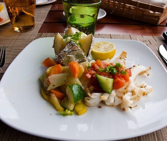 Mauritius Mutfağı Mauritius mutfağı, Hint Okyanusu’nun ortasında yer alan bu tropikal ada ülkesinin tarihî ve kültürel çeşitliliğini yansıtır. Adanın geçmişi, Afrika, Çin, Hindistan ve Avrupa etkileriyle şekillenmiş olup bu etkiler mutfak kültürüne de doğrudan yansımıştır. Yemekler, sadece beslenme aracı değil, aynı zamanda kültürel bir ifade biçimi olarak kabul edilir. Konulu bir haber görseli.