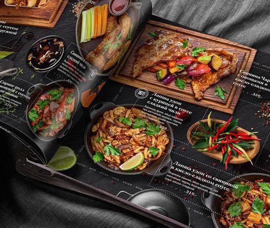 Bir menü, sadece yemekleri sıralayan bir liste değil aynı zamanda bir kültürün, bir dönemin ve hatta bir toplumun yemekle kurduğu ilişkinin yansımasıdır. Tarih boyunca farklı uygarlıklar sofralarını ve sunumlarını belirli düzenlerle misafirlerine tanıtmıştır. Ancak yazılı menülerin yaygınlaşması, özellikle Avrupa’da restoran kültürünün gelişmesiyle birlikte hız kazanmıştır. Konulu bir haber görseli.