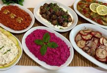 Mezeler, Türk ve Akdeniz mutfaklarının en özel ve zengin yanlarından biridir. Hem ana yemeklerin yanında sunulan hem de tek başına sofraları zenginleştiren bu küçük lezzetler, misafir ağırlamanın da baş tacıdır. Mezeler, farklı malzemelerden oluşan çeşitleriyle her damak tadına hitap ederken, aynı zamanda sofraların renkli ve şık görünmesini sağlar. Pratik hazırlanabilir olmaları ve geniş yelpazede sunulmaları sebebiyle hem evde hem de restoranlarda sıkça tercih edilir. Konulu bir haber görseli.