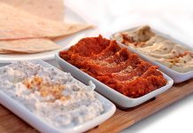 Mezeler ve şarküteri ürünleri, Türk mutfağının en keyifli ve zengin öğelerinden biridir. Sofraları şenlendiren, sohbetleri renklendiren bu lezzetler, hem günlük yemeklerin yanında hem de özel davetlerde misafirlerin beğenisini kazanır. Türkiye’nin farklı yörelerinden gelen mezeler, taptaze sebzeler, baharatlar ve kaliteli malzemelerle hazırlanarak sofralarda adeta bir ziyafet sunar. Şarküteri ürünleri ise kaliteli et ve süt ürünlerinin özel işlemlerden geçirilmesiyle ortaya çıkan, lezzet ve protein deposu seçeneklerdir. Konulu bir haber görseli.