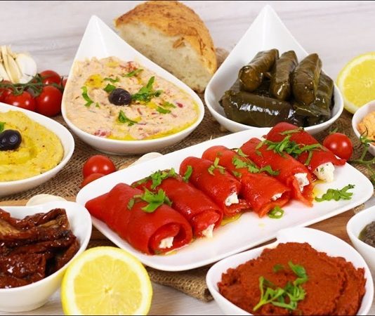 Meze, yalnızca küçük bir tabak dolusu lezzet değil, yüzyıllardır süregelen bir kültürün en ince detaylarını taşıyan zengin bir sofradır. Özellikle Türk mutfağı, meze konusunda oldukça köklü bir geçmişe ve bölgesel çeşitliliğe sahiptir. Her bir meze tabağı, geçmişin izlerini günümüze taşırken; sofralara samimiyet, paylaşım ve sohbet getirir. Konulu bir haber görseli.