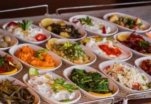 Mezeler, yemek kültürünün en zarif ve çeşitli öğelerinden biridir. Türkiye başta olmak üzere Akdeniz ve Ortadoğu mutfaklarında mezeler, sofraların vazgeçilmez bir parçası olarak yer alır. Tarih boyunca mezeler, hem besin hem de sosyal açıdan önem taşımış, sofraları zenginleştiren küçük lezzetler olarak kabul edilmiştir. Konulu bir haber görseli.