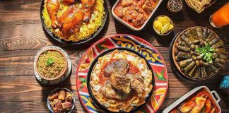 Mısır Mutfağı Mısır mutfağı, binlerce yıllık tarih boyunca şekillenmiş, farklı medeniyetlerin etkisiyle zenginleşmiş bir gastronomi kültürüne sahiptir. Antik Mısır döneminden günümüze kadar uzanan bu mutfak geleneği, tarımın ve Nil Nehri’nin sunduğu bereketli toprakların nimetleriyle beslenmiştir. Tahıllar, bakliyatlar, sebzeler ve balık, mutfağın temel taşlarını oluşturur. Konulu bir haber görseli.