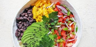 Modern yemek, geleneksel tariflerin ötesine geçen, yaratıcılık ve inovasyonun ön planda olduğu bir yemek kültürünü ifade eder. Günümüzde modern yemek, yalnızca beslenme amacı taşımakla kalmaz, aynı zamanda görsellik, deneyim ve sunum açısından da önemli bir rol oynar. Şefler, modern yemeklerde malzeme seçimi, sunum teknikleri ve tat kombinasyonları ile fark yaratır. Konulu bir haber görseli