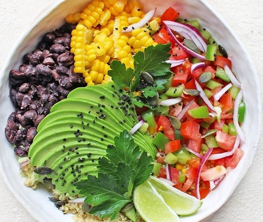 Modern yemek, geleneksel tariflerin ötesine geçen, yaratıcılık ve inovasyonun ön planda olduğu bir yemek kültürünü ifade eder. Günümüzde modern yemek, yalnızca beslenme amacı taşımakla kalmaz, aynı zamanda görsellik, deneyim ve sunum açısından da önemli bir rol oynar. Şefler, modern yemeklerde malzeme seçimi, sunum teknikleri ve tat kombinasyonları ile fark yaratır. Konulu bir haber görseli