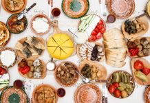 Moldova, Doğu Avrupa’nın en renkli mutfak kültürlerinden birine sahip ülkelerinden biridir. Tarihi boyunca farklı kültürlerin kesişme noktası olan bu coğrafya, Moldova mutfağı üzerinde büyük bir etki bırakmıştır. Osmanlı, Rus, Rumen ve Ukrayna mutfaklarından izler taşıyan yemekler, bugün hala Moldova sofralarının en sevilen lezzetleri arasında yer alır. Hem köylerde hazırlanan geleneksel yemekler hem de modern şehir yaşamının sunduğu uyarlamalar, bu mutfağın çeşitliliğini artırmaktadır. Konulu bir haber görseli.