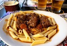 Monako mutfağı, Fransız ve İtalyan mutfaklarının etkisi altında şekillenmiş, lüks ve sofistike bir gastronomi deneyimi sunar. Bu küçük prenslik, Akdeniz ikliminin sunduğu taze deniz ürünleri ve yerel tarım ürünleriyle beslenir. Monako mutfağı, tarih boyunca saray sofralarından sokak lezzetlerine kadar uzanan geniş bir yelpazeye sahiptir ve kültürel çeşitliliğiyle dikkat çeker. Konulu bir haber görseli.