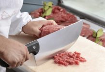 Mutfakta en sık karşılaşılan sorunlardan biri, malzemelerin doğru şekilde hazırlanamamasıdır. Sebzelerin yanlış doğranması veya etin uygun şekilde marine edilmemesi, yemeklerin lezzet ve dokusunu olumsuz etkileyebilir. Bu tür hatalar, hem ev aşçılarında hem de profesyonel mutfaklarda sık görülüyor. Konulu bir haber görseli.