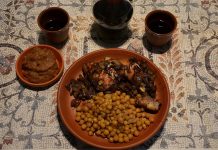 Mezopotamya mutfağı, dünyanın en eski yemek kültürlerinden biri olarak kabul edilir. Fırat ve Dicle nehirlerinin arasında kalan bu verimli topraklar, sadece medeniyetin değil aynı zamanda yemek kültürünün de beşiğidir. Bugün hâlâ Anadolu, Suriye, Irak ve İran’ın bazı bölgelerinde yaşatılan tarifler, binlerce yıl öncesinin yemek alışkanlıklarını taşır. Konulu bir haber görseli.