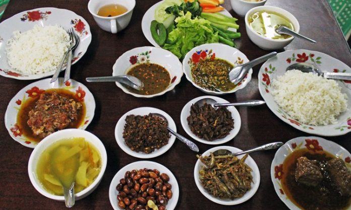 Myanmar, Güneydoğu Asya’nın kalbinde yer alan ve tarih boyunca farklı kültürlerin etkisi altında kalan bir ülkedir. Bu durum, Myanmar mutfağının zengin ve çeşitli bir yapıya sahip olmasını sağlamıştır. Çin, Hindistan ve Tayland mutfaklarından alınan etkiler, yemeklerde baharat, aroma ve pişirme teknikleri açısından kendini gösterir. Myanmar mutfağı, hem lezzet hem de görsellik açısından öne çıkarak kültürel bir deneyim sunar. Konulu bir haber görseli.