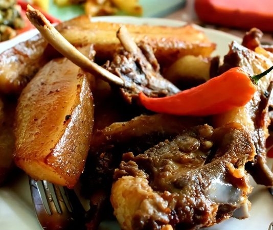 Nagaland Mutfağı, Hindistan’ın kuzeydoğu bölgesinde yer alan Nagaland eyaletine özgü geleneksel yemek kültürünü temsil eder. Bölge, et ve taze sebzelerle zenginleşmiş bir gastronomi mirasına sahiptir. Tarih boyunca Nagaland halkı, tarım ve avcılıkla geçim sağlamış, bu da mutfağın malzeme çeşitliliğine yansımıştır. Konulu bir haber görseli.