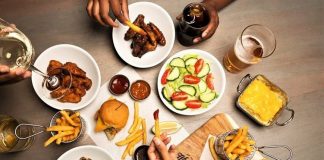 Namibya mutfağı, Afrika kıtasının en özgün ve çeşitli mutfaklarından biri olarak bilinir. Coğrafi konumu, yerli halkların gelenekleri ve Avrupa sömürge döneminden kalan izler mutfağın karakterini şekillendirmiştir. Yerli kabilelerin doğadan elde ettiği yiyecekler, vahşi yaşamın sunduğu et çeşitleri ve kolonizasyonla gelen Avrupalı tatların birleşimi, bugün Namibya sofralarında eşsiz bir zenginlik yaratır. Konulu bir haber görseli.