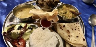 Nauru Mutfağı Nauru Mutfağı, Pasifik Okyanusu’nun küçük ama zengin kültüre sahip adası Nauru’nun gastronomi dünyasını yansıtır. Adanın coğrafi yapısı ve tropikal iklimi, yerel halkın yemek alışkanlıklarını doğrudan etkilemiştir. Deniz ürünleri, tropikal meyveler ve kök sebzeler, Nauru mutfağının temel malzemeleridir. Konulu bir haber görseli.
