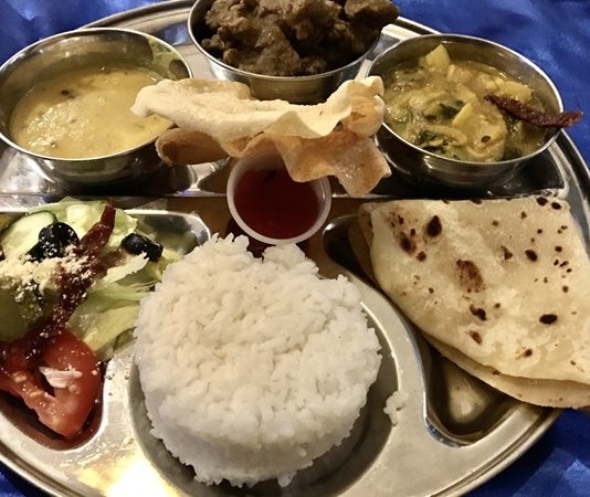 Nauru Mutfağı, Pasifik Okyanusu’nun küçük ama zengin kültüre sahip adası Nauru’nun gastronomi dünyasını yansıtır. Adanın coğrafi yapısı ve tropikal iklimi, yerel halkın yemek alışkanlıklarını doğrudan etkilemiştir. Deniz ürünleri, tropikal meyveler ve kök sebzeler, Nauru mutfağının temel malzemeleridir. Konulu bir haber görseli.