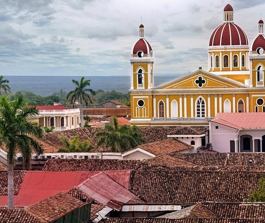 Nikaragua mutfağı, Orta Amerika'nın tarihî ve kültürel mirasını yansıtan özgün bir gastronomi geleneğine sahiptir. Ülkenin tarihî geçmişi, İspanyol kolonizasyonu ve yerel yerli topluluklarının etkisi mutfak kültürünü şekillendirmiştir. Bu etkileşimler, yemeklerde hem geleneksel hem de modern tatların bir arada bulunmasını sağlar. Konulu bir haber görseli.