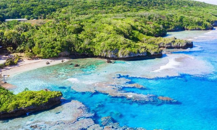 Niue Mutfağı Niue Mutfağı, Güney Pasifik’in küçük ama zengin kültürel geçmişe sahip adası Niue’nin geleneksel yemeklerini ve beslenme alışkanlıklarını yansıtır. Ada halkı yüzyıllardır deniz ürünleri, tropikal meyveler ve kök sebzeleri kullanarak kendine özgü tarifler geliştirmiştir. Hindistancevizi, taro, balık ve muz, Niue mutfağının temel ögeleri arasında yer alır.