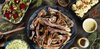 Norveç mutfağı, İskandinav coğrafyasının soğuk ve temiz denizlerinden, yemyeşil vadilerinden ve uzun kış aylarından beslenen, doğal malzemelere dayalı bir gastronomi kültürüdür. Ülkenin coğrafi konumu ve iklimi, yemeklerde kullanılan malzemelerin çeşitliliğini ve pişirme yöntemlerini doğrudan şekillendirmiştir. Deniz ürünleri, av etleri ve süt ürünleri mutfağın temel taşlarını oluşturur. Konulu bir haber görseli.
