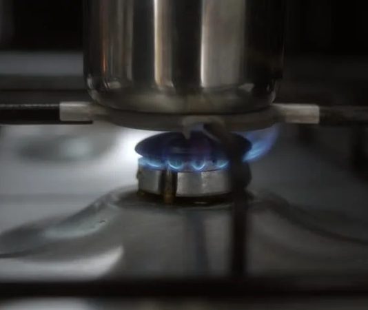 Ocak Kültürü Ve Günlük Hayattaki Önemi İnsanlık tarihine bakıldığında ocak, hem barınmanın hem de yaşamın merkezinde yer alan önemli bir unsur olarak karşımıza çıkar. Ateşin keşfinden sonra insanlar için hem güvenlik hem de beslenme açısından temel bir kaynak haline gelen ocaklar, ilk başta basit taş yığınları şeklindeydi. Zamanla gelişen toplumlarda ocak, sadece yemek pişirme aracı değil aynı zamanda sosyal bağların kurulduğu bir merkez olarak değerlendirildi. Konulu bir haber görseli.