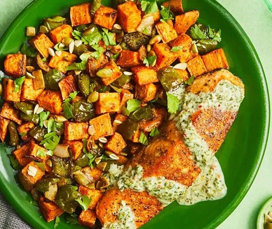 Organik yemek, doğal yöntemlerle yetiştirilen ürünlerden hazırlanan ve kimyasal katkı maddesi içermeyen yiyecekleri ifade eder. Günümüzde sağlıklı beslenmeye olan ilginin artmasıyla birlikte organik ürünler ve yemekler daha çok tercih edilmeye başlandı. İnsan sağlığı üzerinde doğrudan etkisi olan bu yiyecekler, özellikle bağışıklık sistemini güçlendirmek ve kronik hastalık risklerini azaltmak açısından önem taşır. Konulu bir haber görseli.