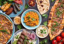 Orta Doğu Mutfağı, tarih boyunca farklı medeniyetlerin bir araya gelmesiyle şekillenmiş eşsiz bir mutfaktır. Persler, Osmanlılar, Arap kabileleri ve Akdeniz’in kadim uygarlıkları bu mutfağın gelişiminde önemli bir rol oynamıştır. Yüzyıllar boyunca ticaret yolları üzerinden taşınan baharatlar, otlar ve pişirme teknikleri Orta Doğu sofralarını zenginleştirmiştir. Bu nedenle bölgenin mutfak kültürü sadece yemek değil, aynı zamanda tarihsel bir miras olarak da görülmektedir. Konulu bir haber görseli.