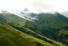 Oset mutfağı, Kuzey Kafkasya bölgesinde, özellikle Osetya’da yüzyıllar boyunca şekillenen zengin bir gastronomi kültürüne sahiptir. Bölgenin dağlık yapısı, soğuk iklimi ve yerel tarım ürünleri, mutfağın temelini oluşturmuştur. Oset yemekleri, hem besleyici hem de dayanıklılık sağlayan bir nitelik taşır. Bu mutfak, Oset halkının kültürel kimliğini sofralara taşır ve geleneksel yaşamla iç içe gelişmiştir. Konulu bir haber görseli.
