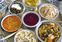 Osmanlı mutfağı, yüzyıllar boyunca üç kıtaya hükmeden bir imparatorluğun kültürel çeşitliliğini ve zenginliğini sofralara taşımıştır. Anadolu, Balkanlar, Orta Doğu ve Kuzey Afrika’dan gelen farklı tatlar, saray mutfağında ustalıkla harmanlanmış; halk mutfağında ise bölgesel özelliklerle zenginleşmiştir. Bu mutfak kültürü, yalnızca yemeklerden ibaret değil; aynı zamanda misafirperverliğin, estetiğin ve incelikli sofraların da simgesi olmuştur. Konulu bir haber görseli.